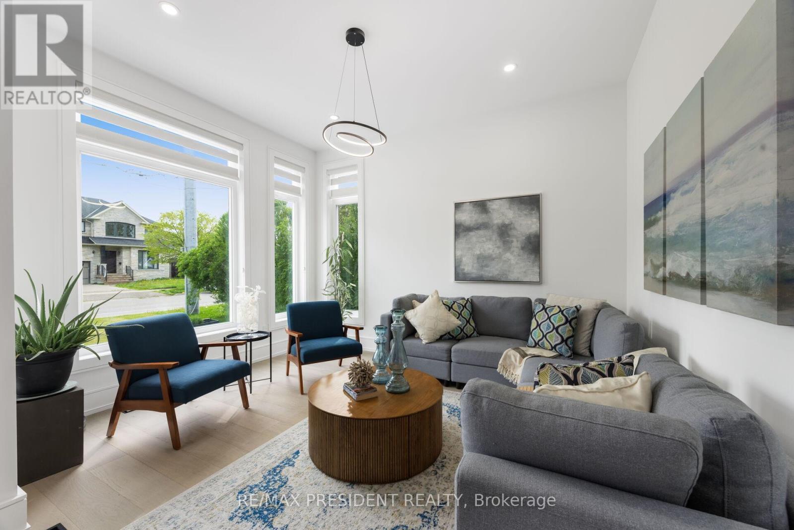 1081 Ogden Avenue, Mississauga, ON - Indoor Photo Showing Living Room