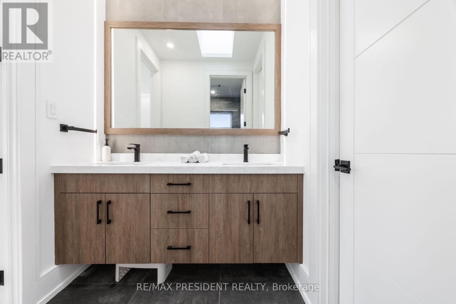 1081 Ogden Avenue, Mississauga, ON - Indoor Photo Showing Bathroom
