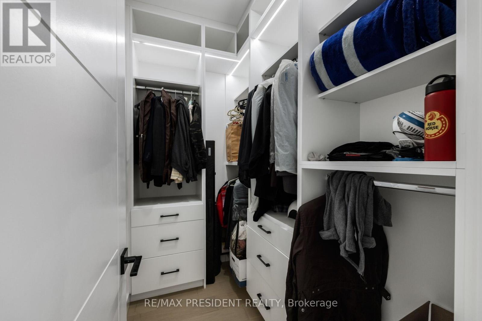 1081 Ogden Avenue, Mississauga, ON - Indoor With Storage