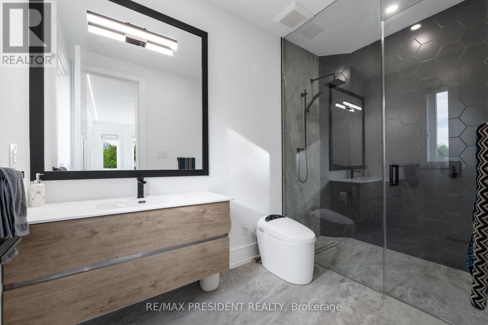 1081 Ogden Avenue, Mississauga, ON - Indoor Photo Showing Bathroom