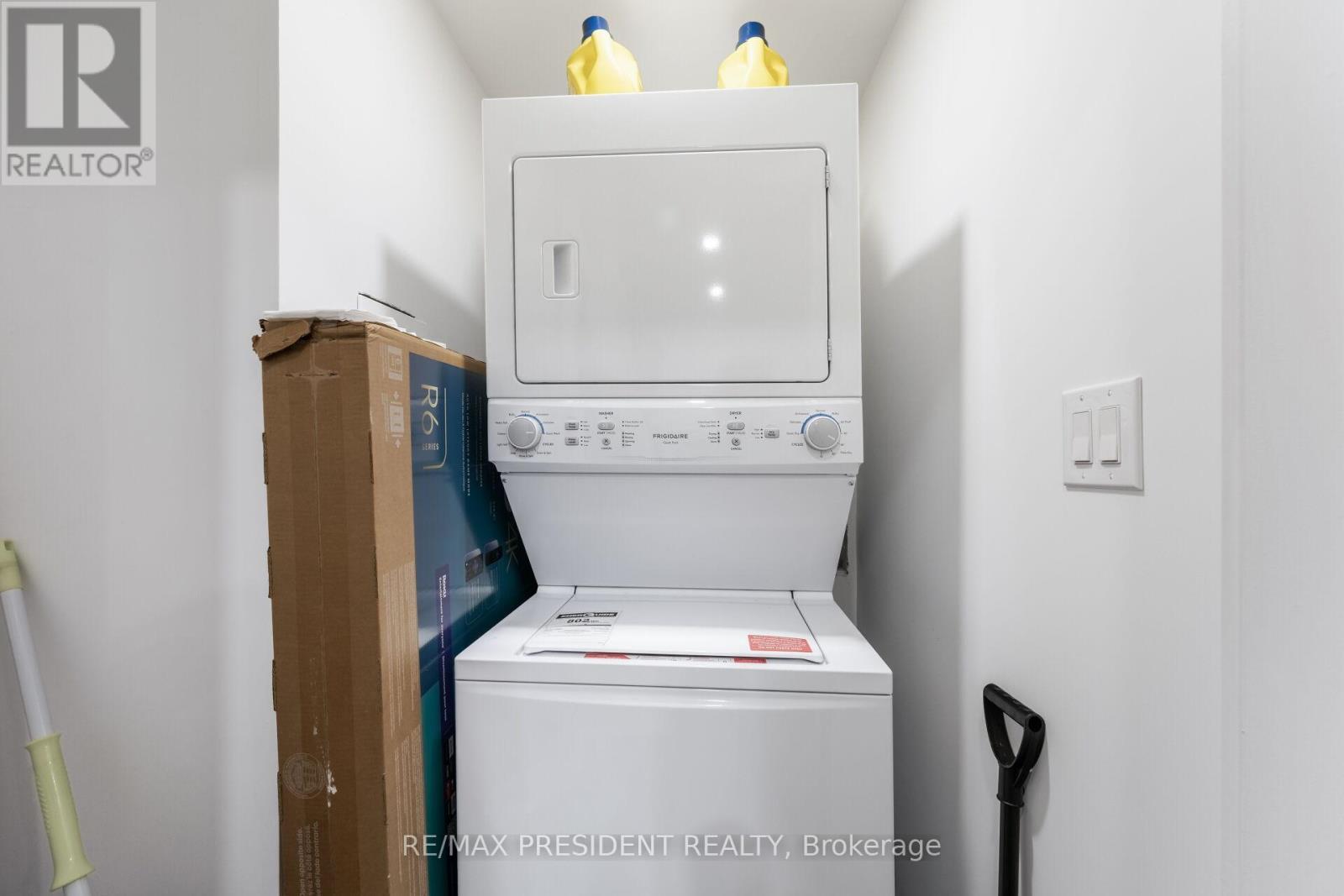 1081 Ogden Avenue, Mississauga, ON - Indoor Photo Showing Laundry Room