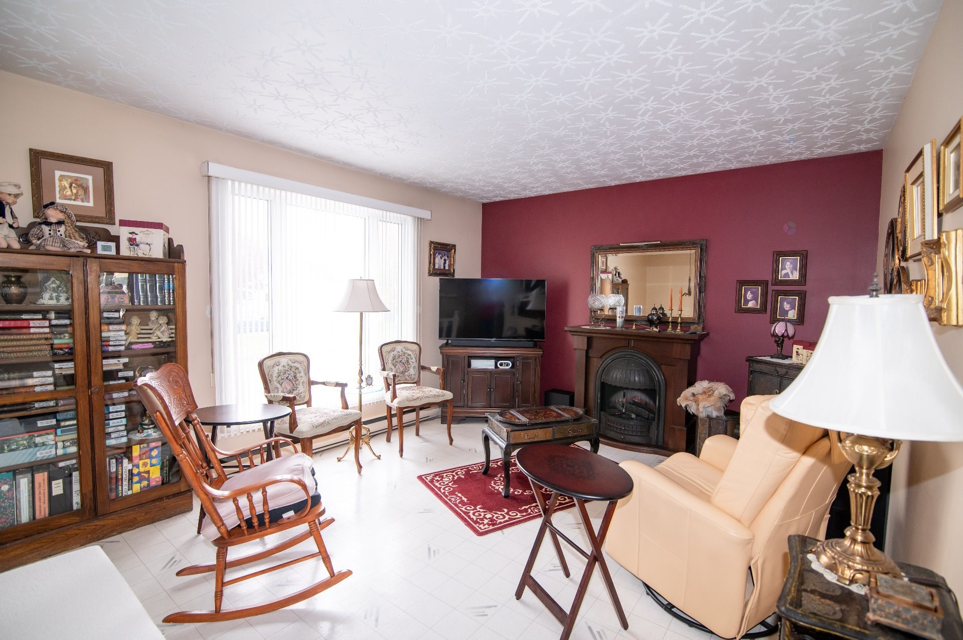 Logement - 649 - 651 Av. Langlais, Saint-Pascal, QC - Indoor Photo Showing Living Room With Fireplace