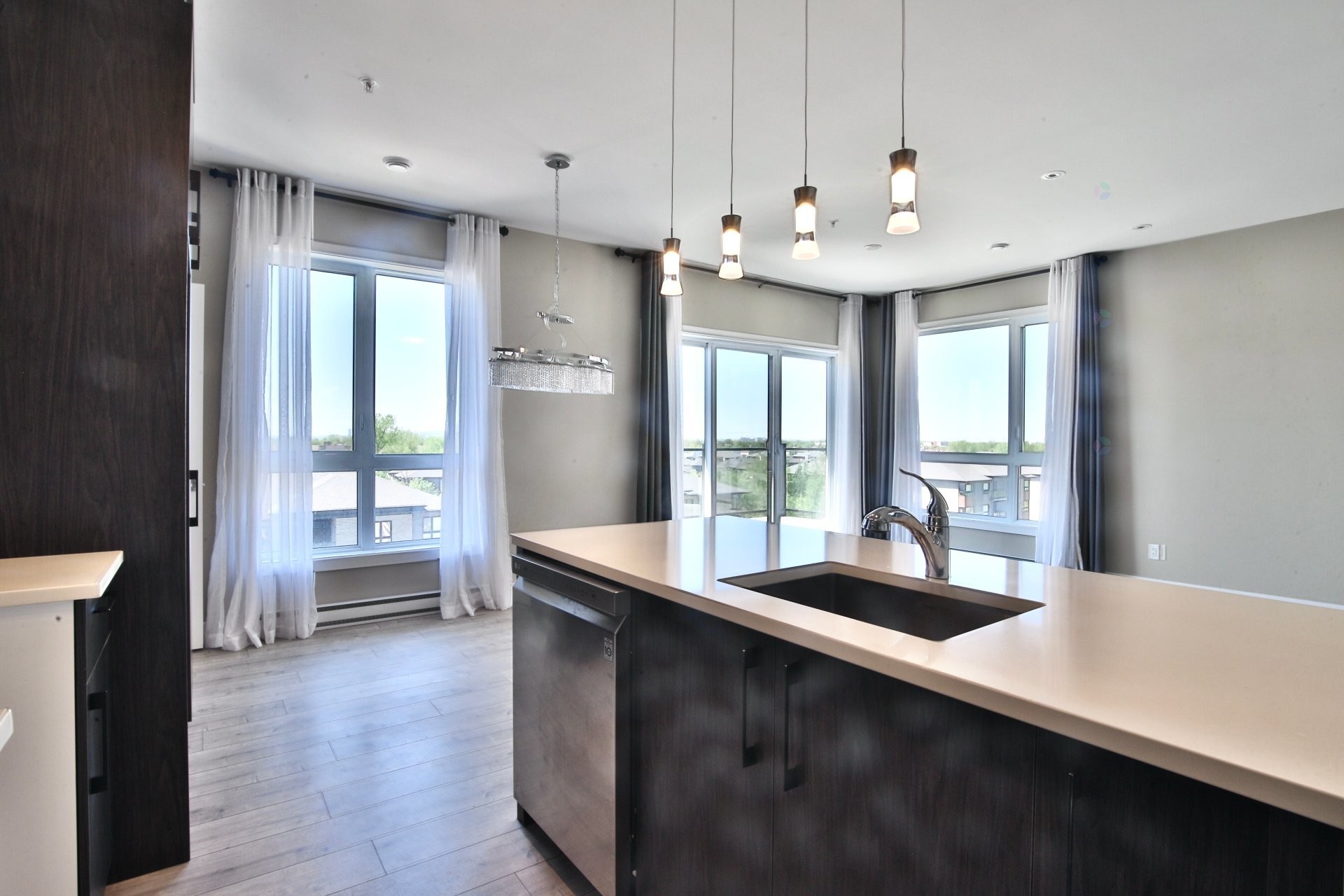 Cuisine - 325 Av. De La Belle-Dame, La Prairie, QC - Indoor Photo Showing Kitchen With Upgraded Kitchen