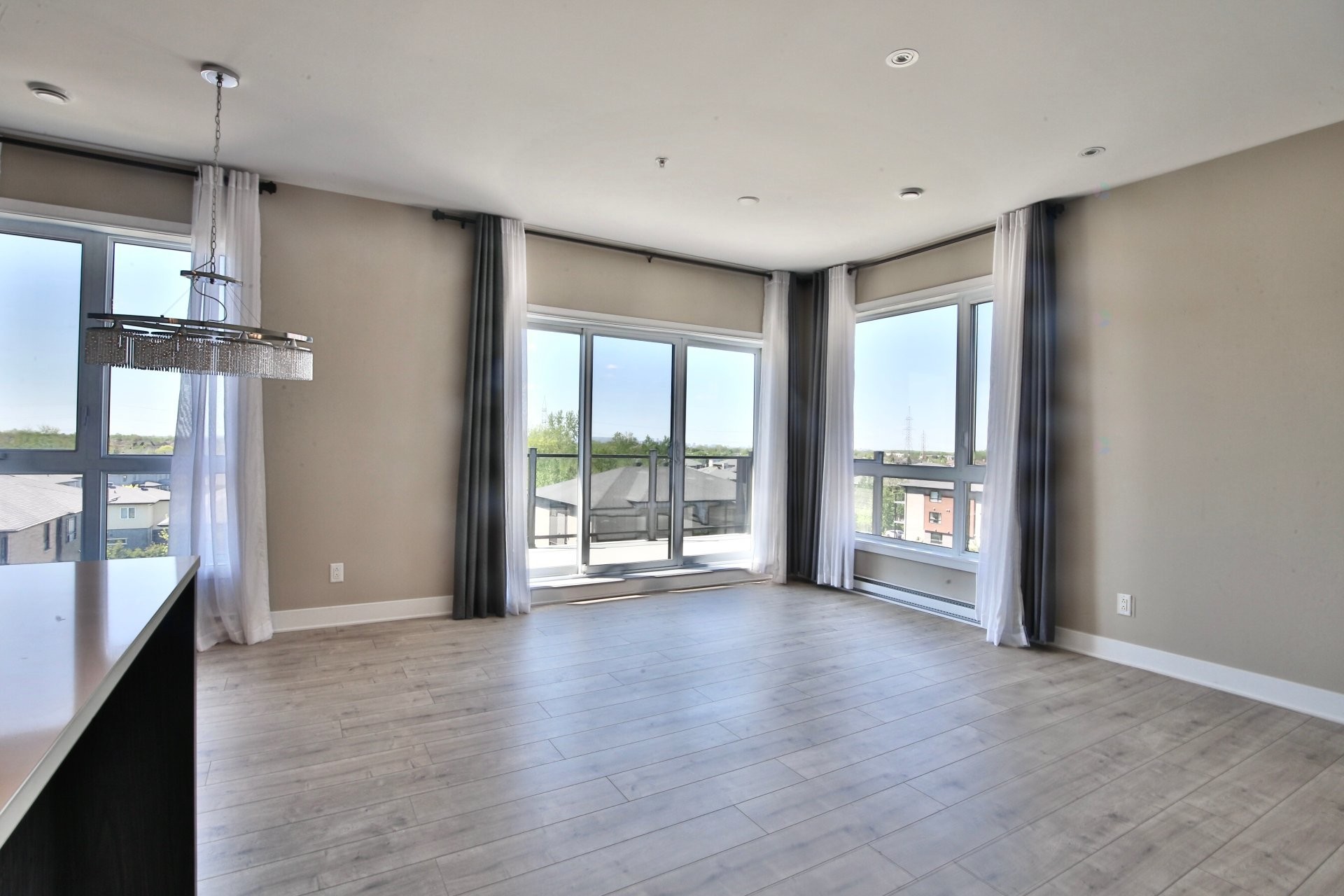 Salon - 325 Av. De La Belle-Dame, La Prairie, QC - Indoor