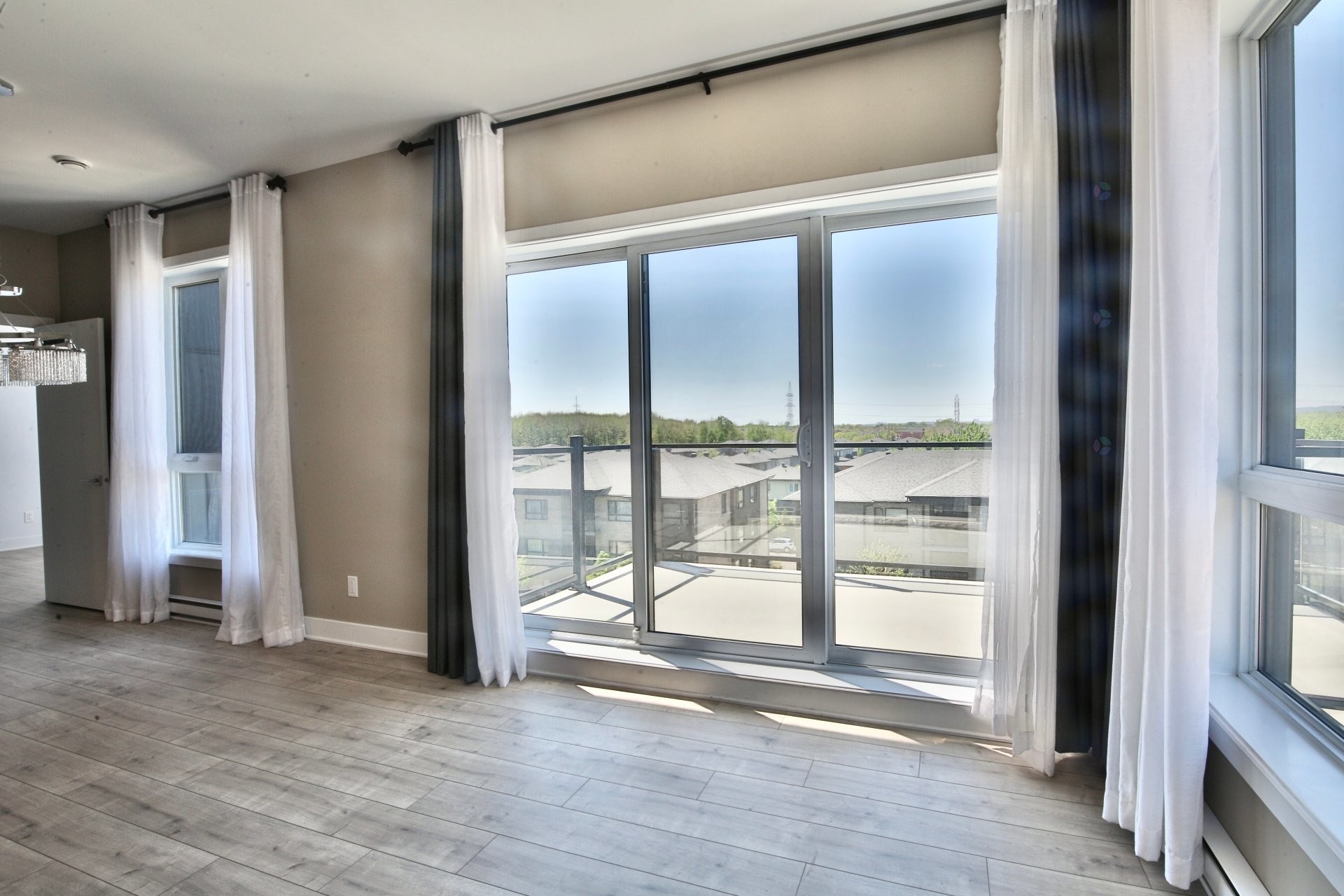 Salon - 325 Av. De La Belle-Dame, La Prairie, QC - Indoor Photo Showing Other Room