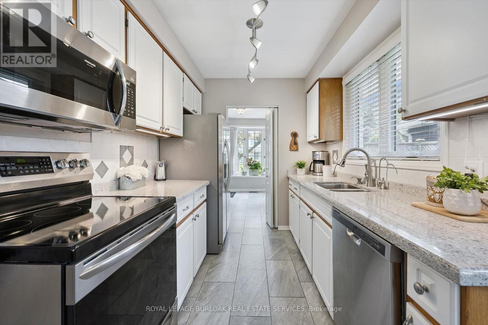 3521 Regal Road, Burlington, ON - Indoor Photo Showing Kitchen With Double Sink With Upgraded Kitchen