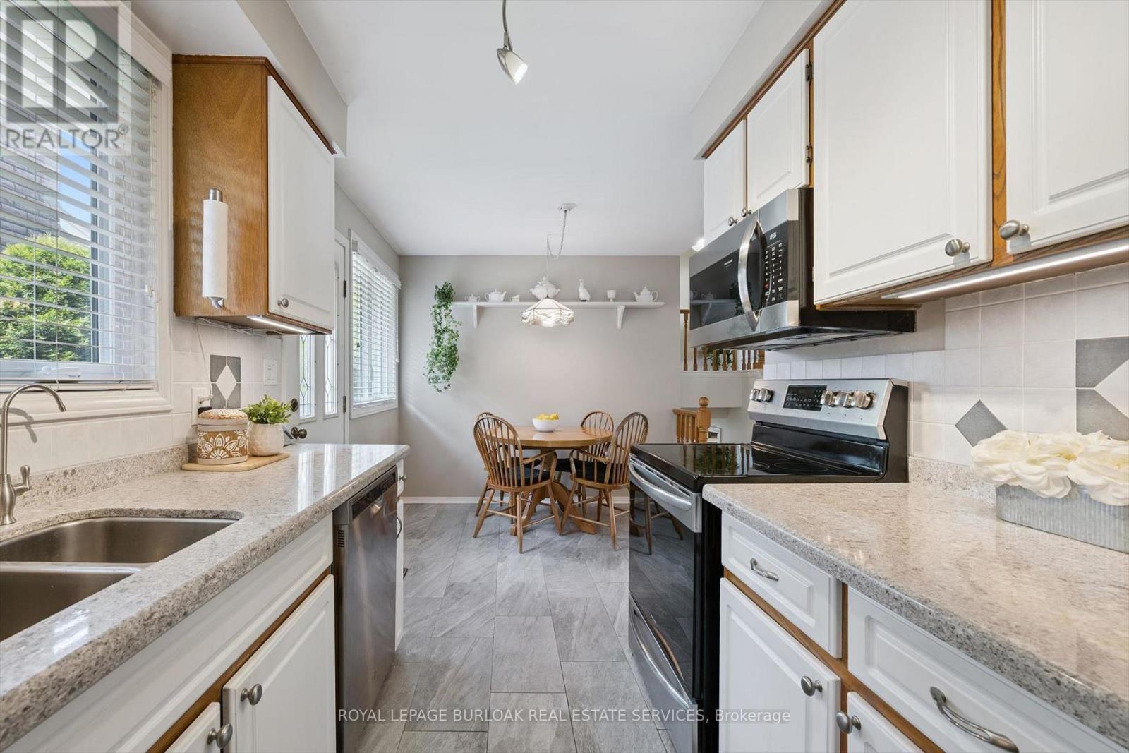 3521 Regal Road, Burlington, ON - Indoor Photo Showing Kitchen With Double Sink