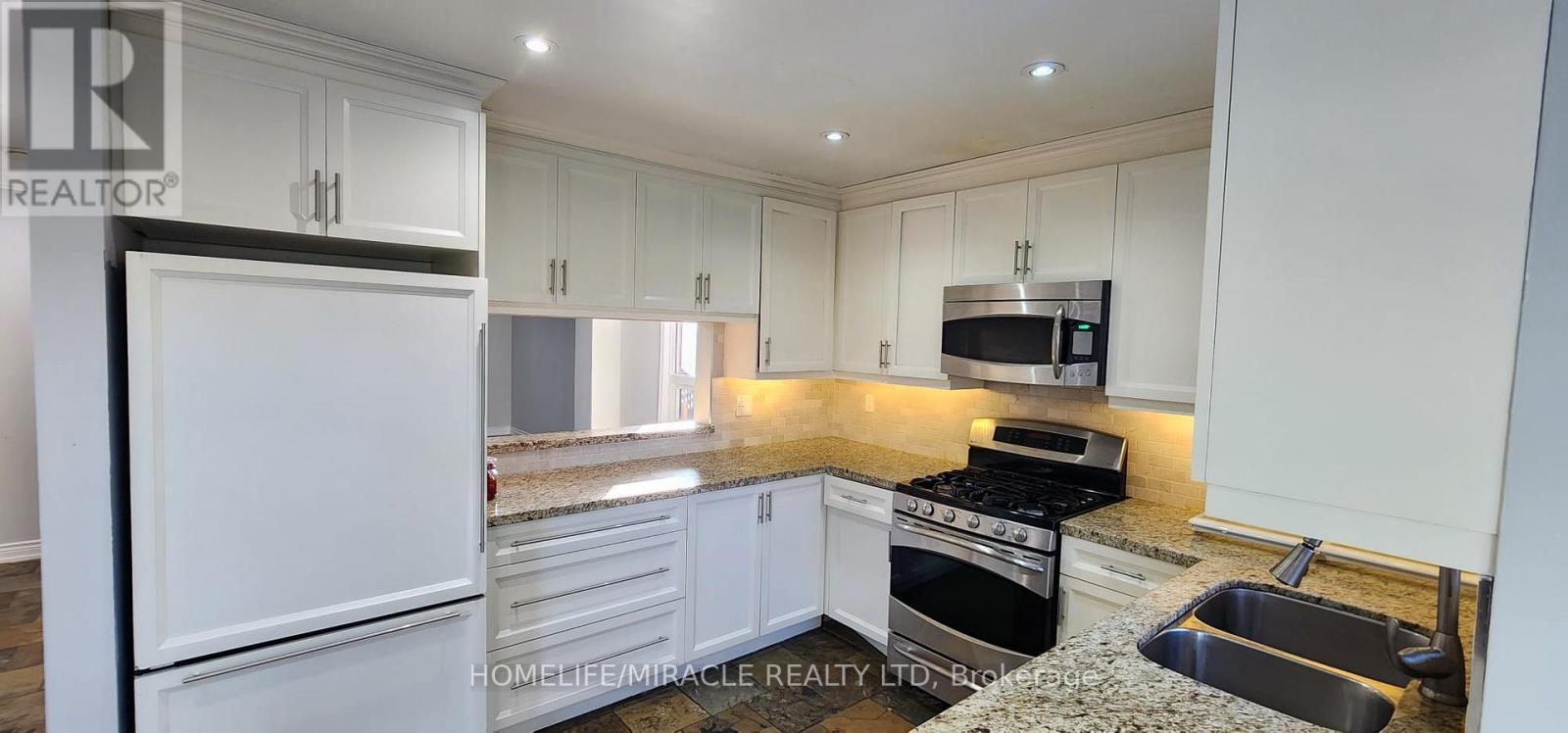Kitchen - 264 Wright Crescent, Ajax, ON - Indoor Photo Showing Kitchen With Stainless Steel Kitchen With Double Sink