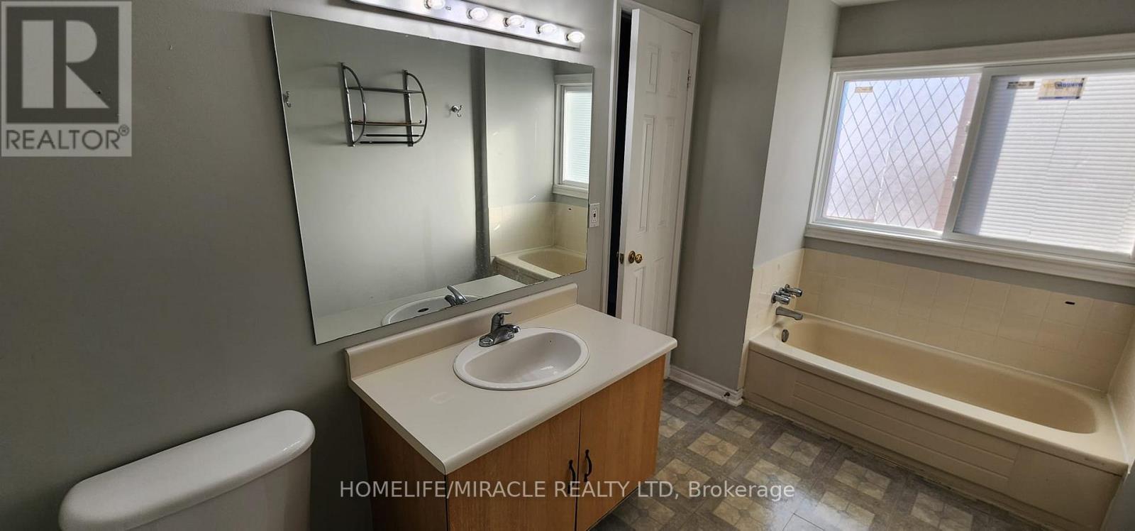Ensuite washroom with tub - 264 Wright Crescent, Ajax, ON - Indoor Photo Showing Bathroom