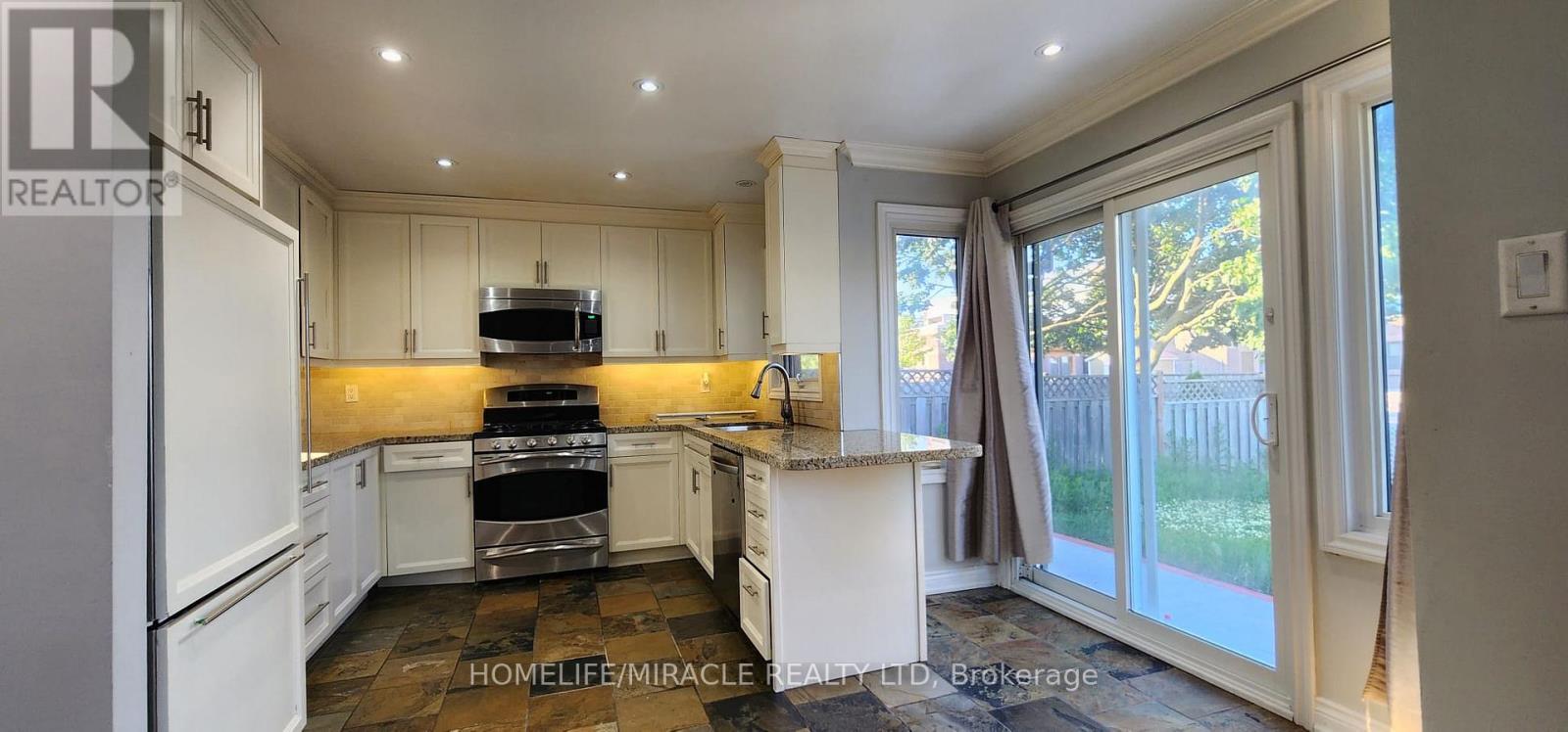 Kitchen with breakfast island - 264 Wright Crescent, Ajax, ON - Indoor Photo Showing Kitchen