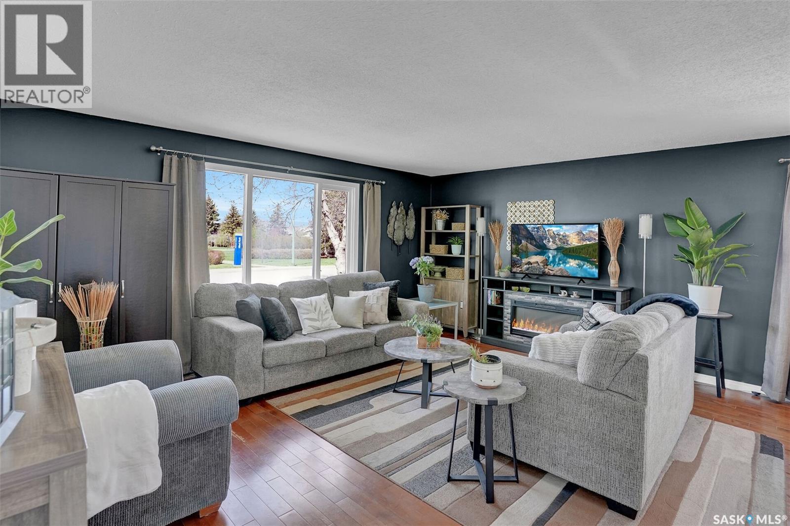 23 Hind Street, Regina, SK - Indoor Photo Showing Living Room