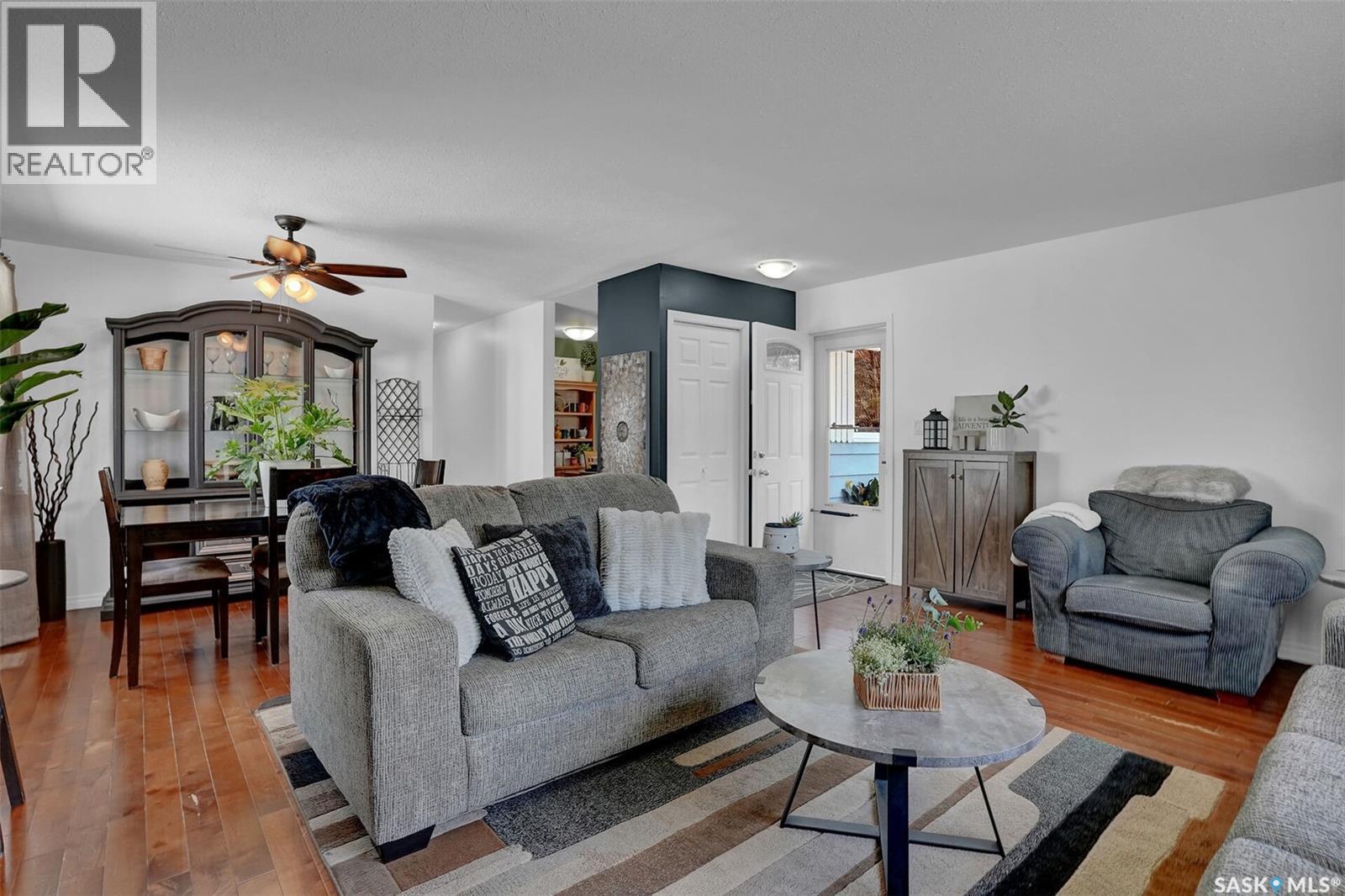 23 Hind Street, Regina, SK - Indoor Photo Showing Living Room