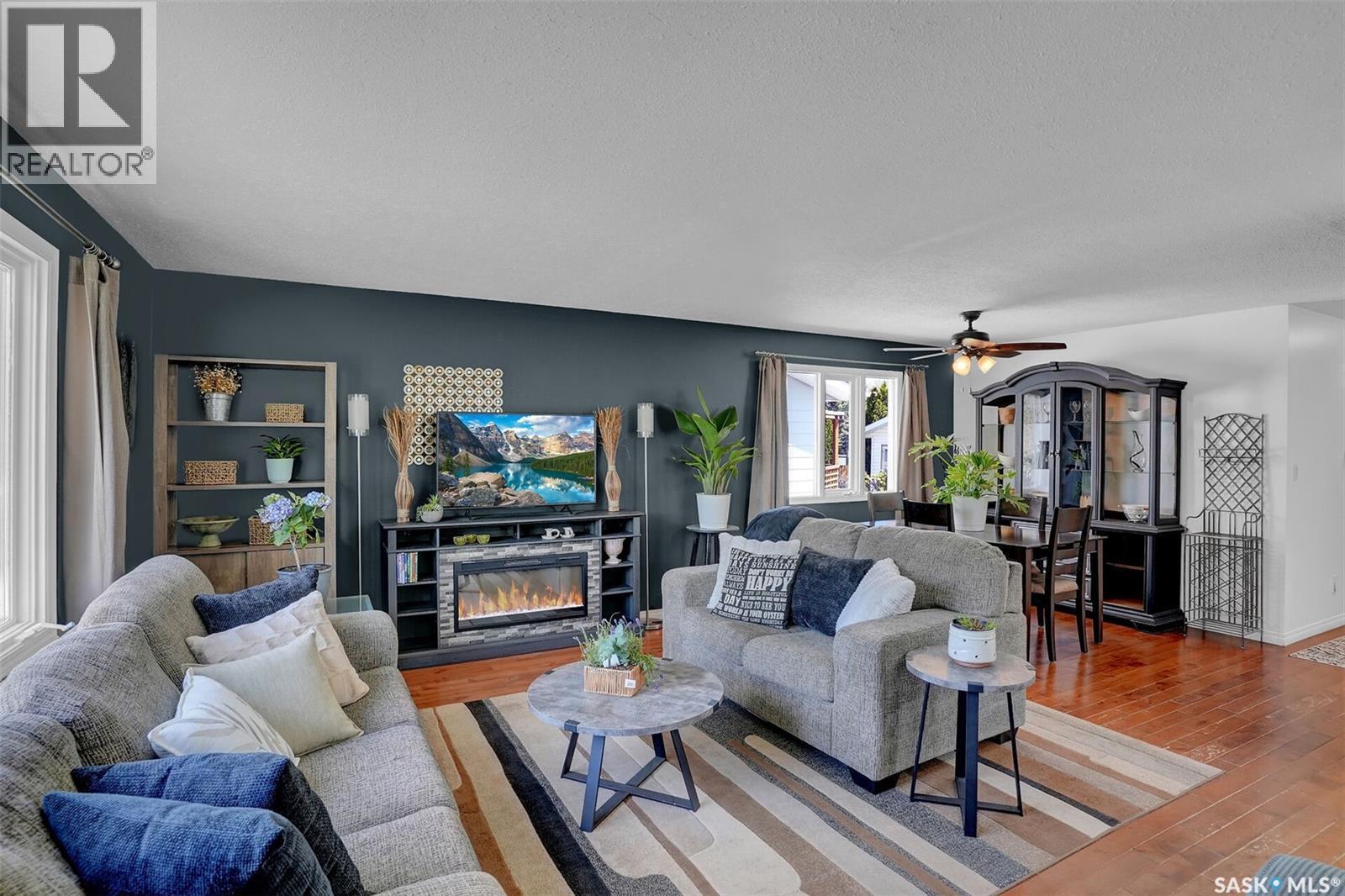 23 Hind Street, Regina, SK - Indoor Photo Showing Living Room