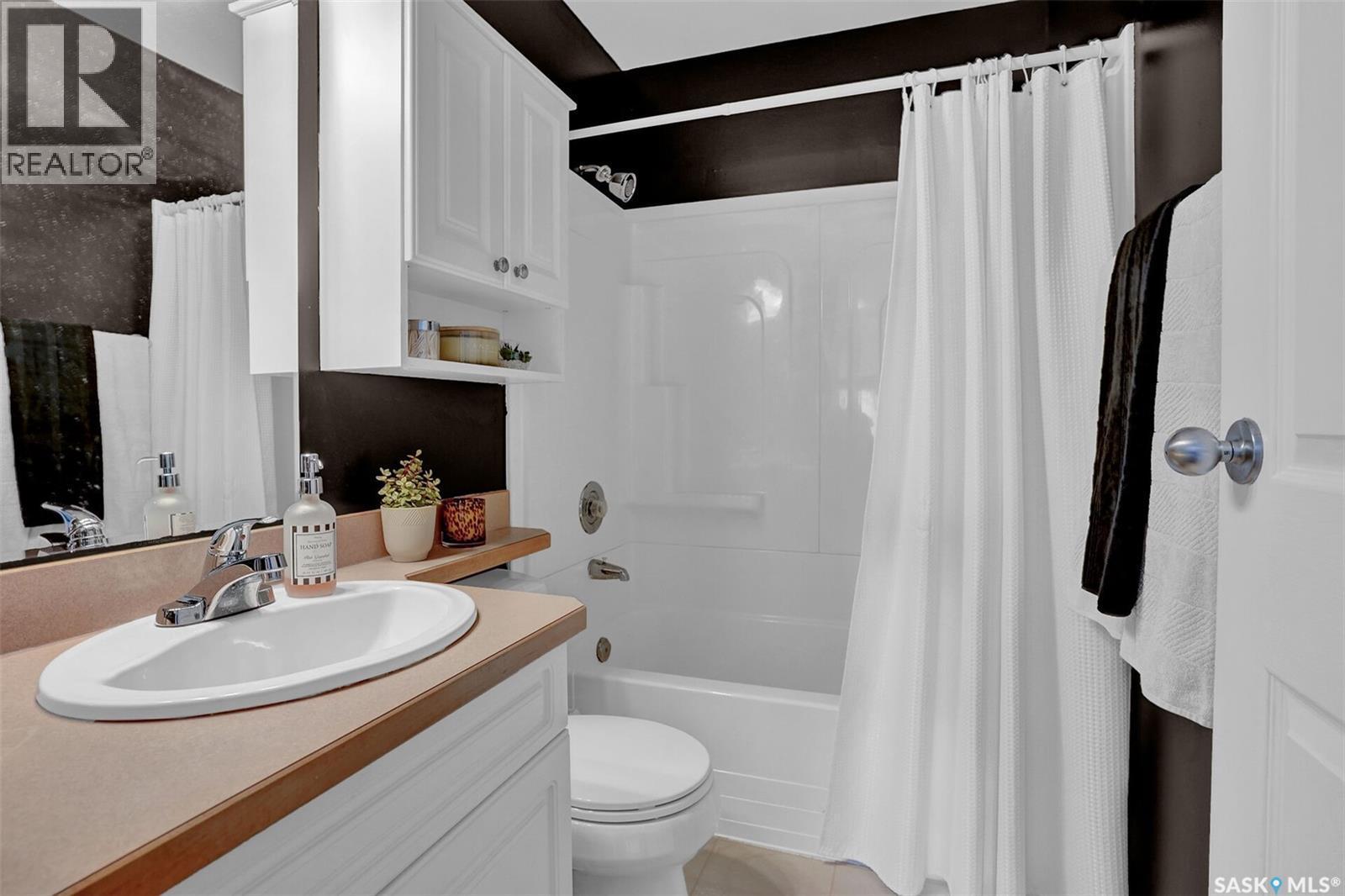 23 Hind Street, Regina, SK - Indoor Photo Showing Bathroom
