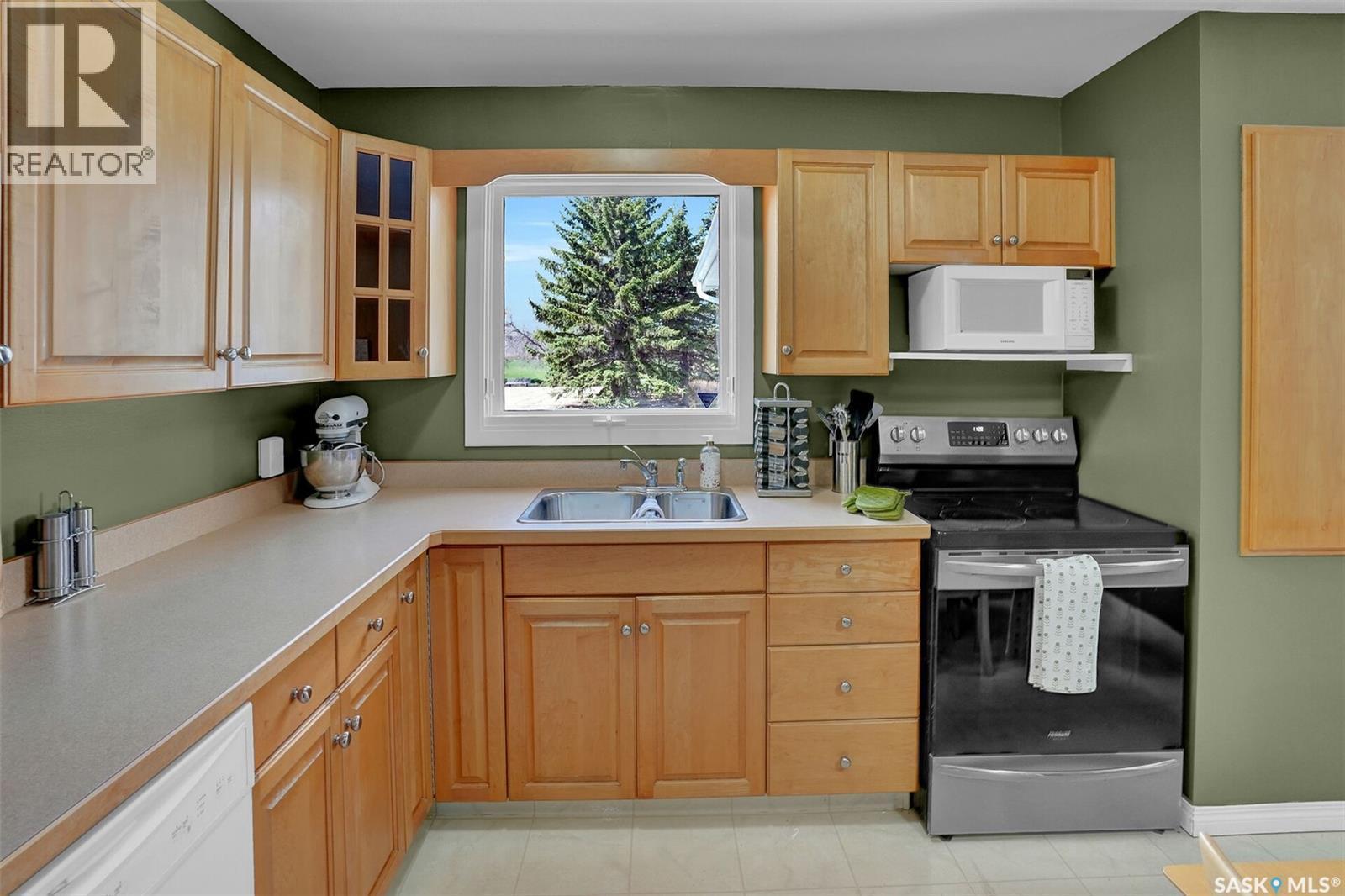 23 Hind Street, Regina, SK - Indoor Photo Showing Kitchen With Double Sink