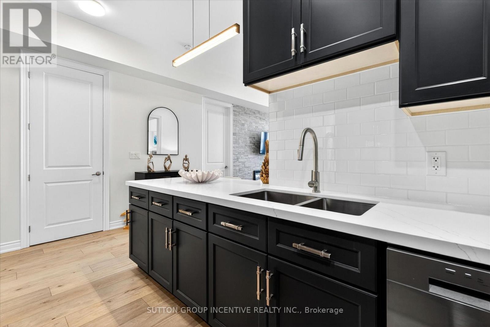 209 - 764 River Road E, Wasaga Beach, ON - Indoor Photo Showing Kitchen With Double Sink With Upgraded Kitchen