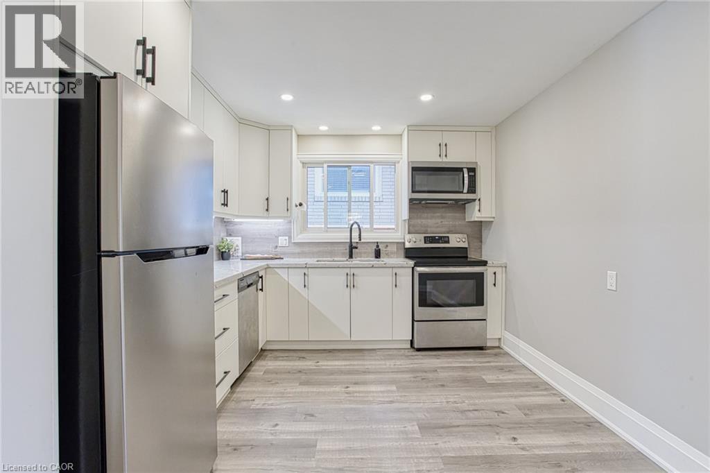 4 Colgate Court, Hamilton, ON - Indoor Photo Showing Kitchen