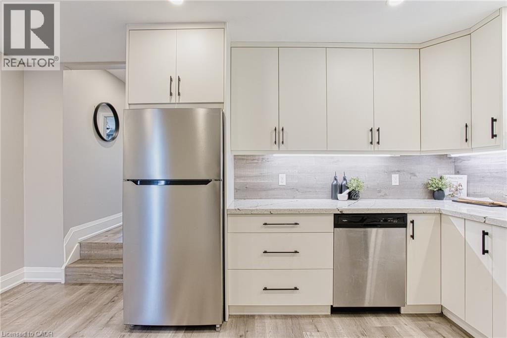 4 Colgate Court, Hamilton, ON - Indoor Photo Showing Kitchen With Upgraded Kitchen