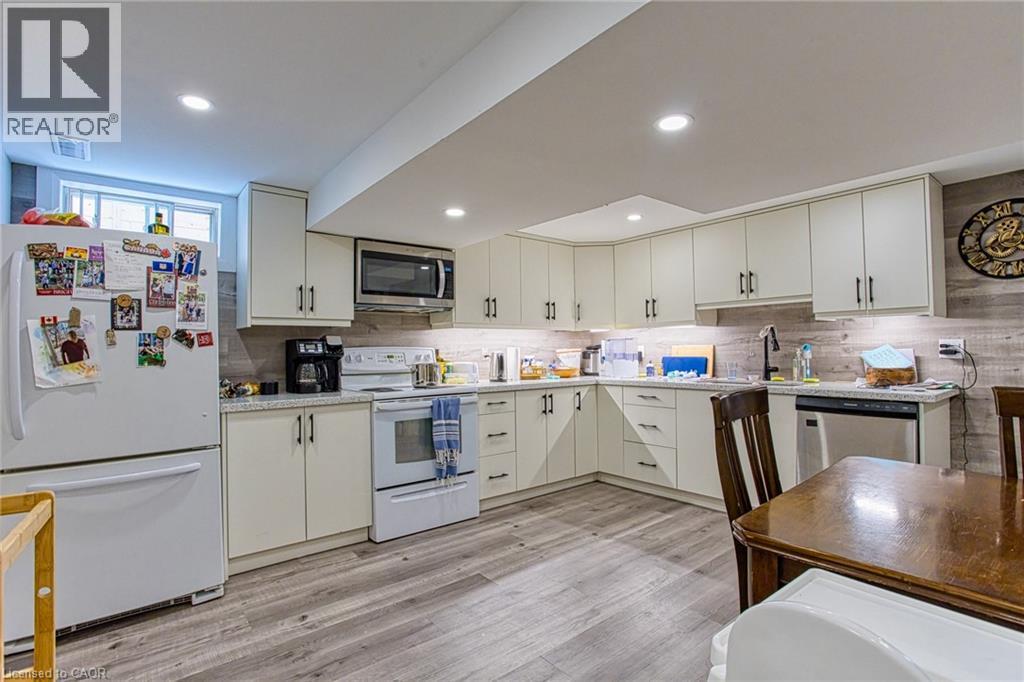 4 Colgate Court, Hamilton, ON - Indoor Photo Showing Kitchen