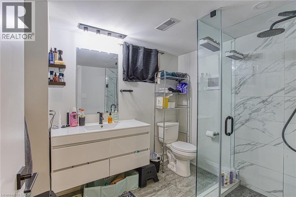 4 Colgate Court, Hamilton, ON - Indoor Photo Showing Bathroom