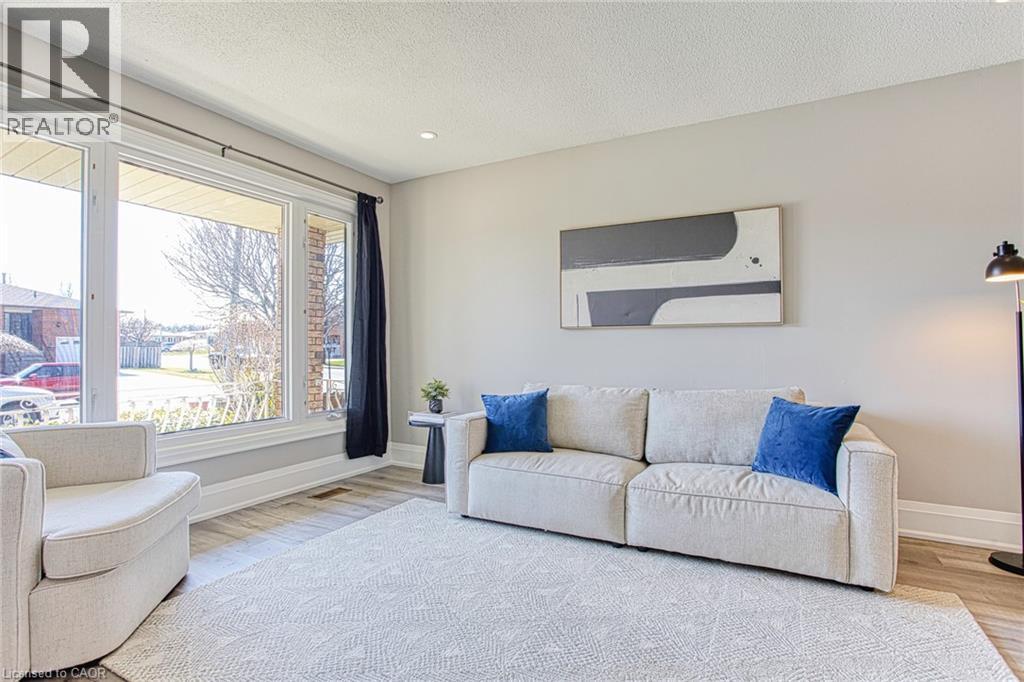 4 Colgate Court, Hamilton, ON - Indoor Photo Showing Living Room