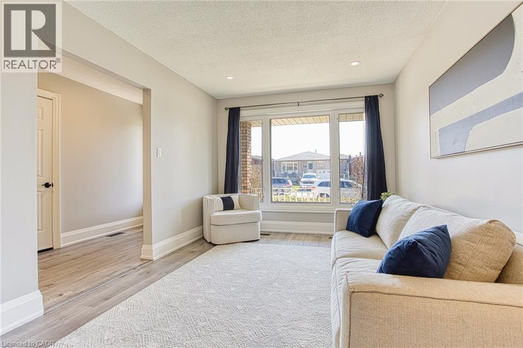 4 Colgate Court, Hamilton, ON - Indoor Photo Showing Living Room