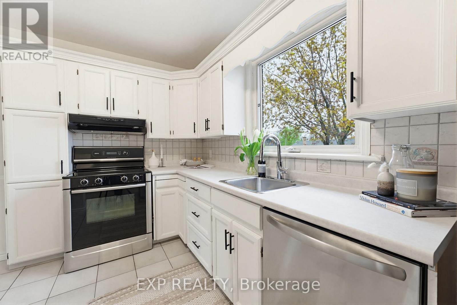 51 Bromley Road, Hamilton, ON - Indoor Photo Showing Kitchen