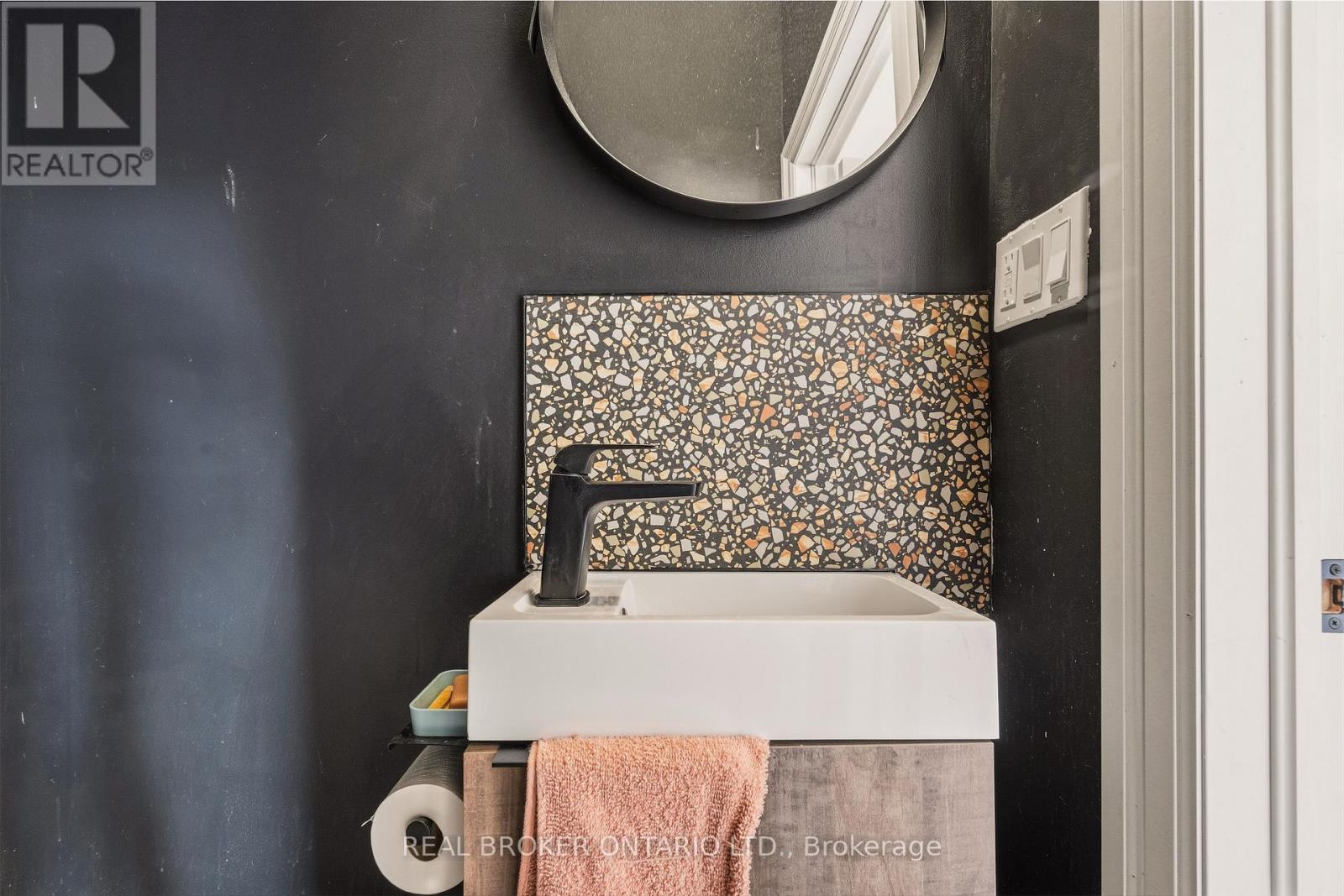 158 Hunter Street E, Hamilton, ON - Indoor Photo Showing Other Room
