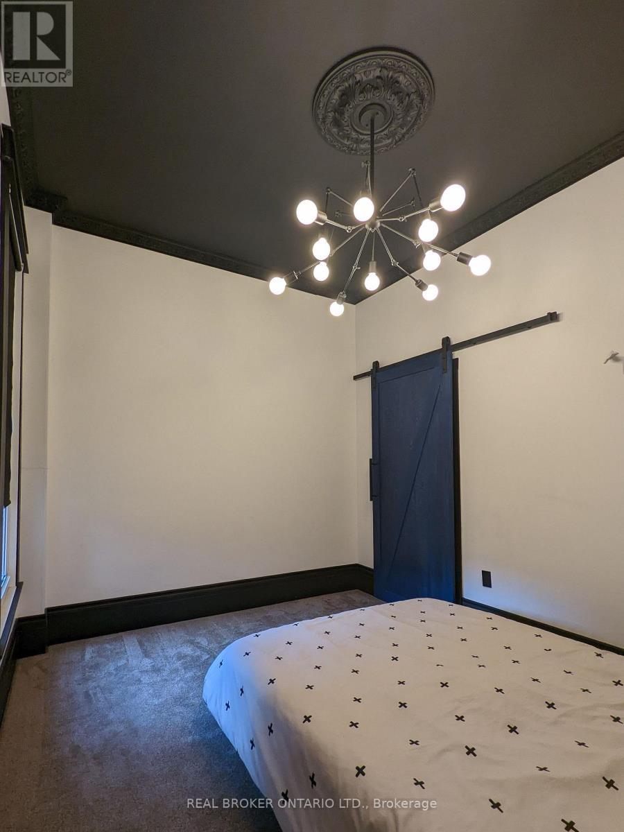 158 Hunter Street E, Hamilton, ON - Indoor