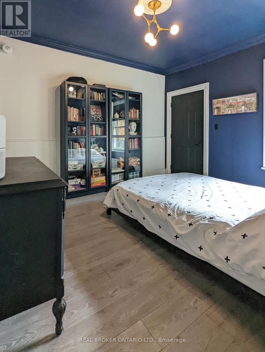 158 Hunter Street E, Hamilton, ON - Indoor Photo Showing Bedroom