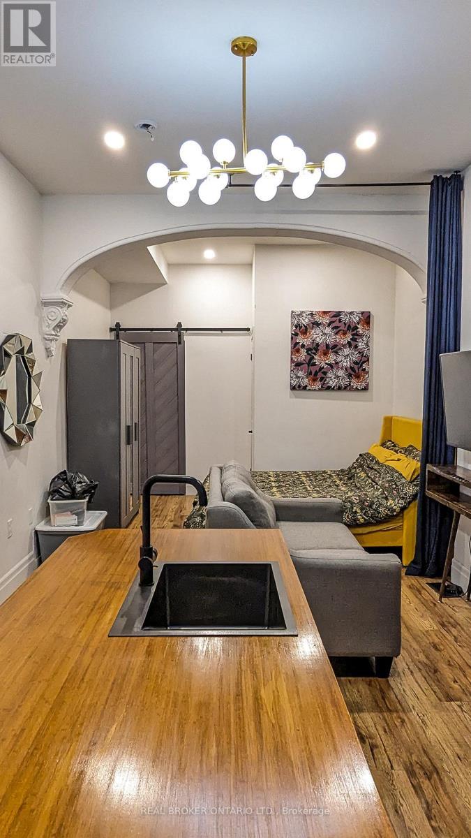 158 Hunter Street E, Hamilton, ON - Indoor