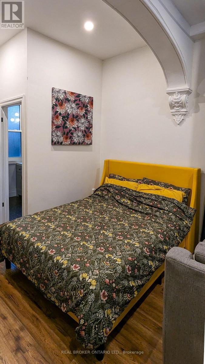 158 Hunter Street E, Hamilton, ON - Indoor Photo Showing Bedroom