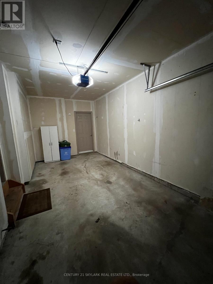 96 Charleswood Crescent, Hamilton, ON - Indoor Photo Showing Garage