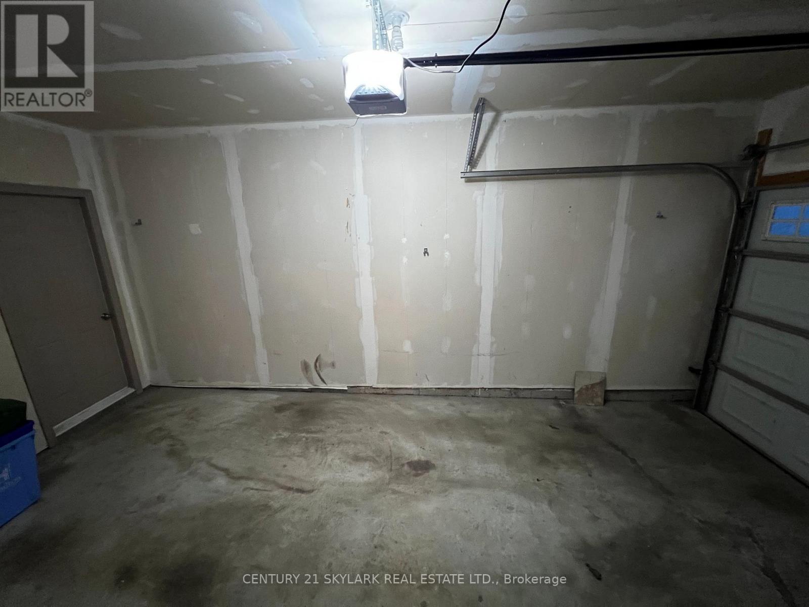 96 Charleswood Crescent, Hamilton, ON - Indoor Photo Showing Garage