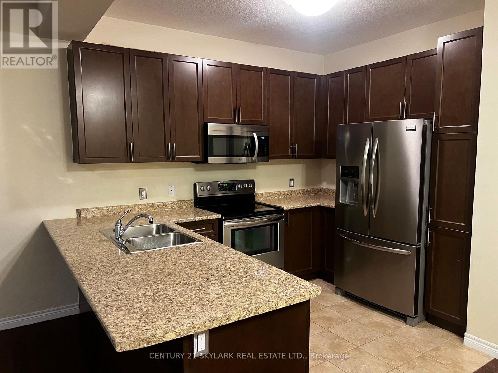 96 Charleswood Crescent, Hamilton, ON - Indoor Photo Showing Kitchen With Double Sink
