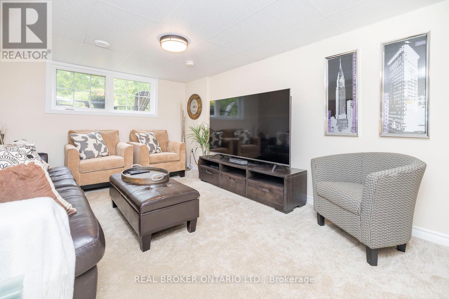 486 Code Drive, Montague, ON - Indoor Photo Showing Living Room