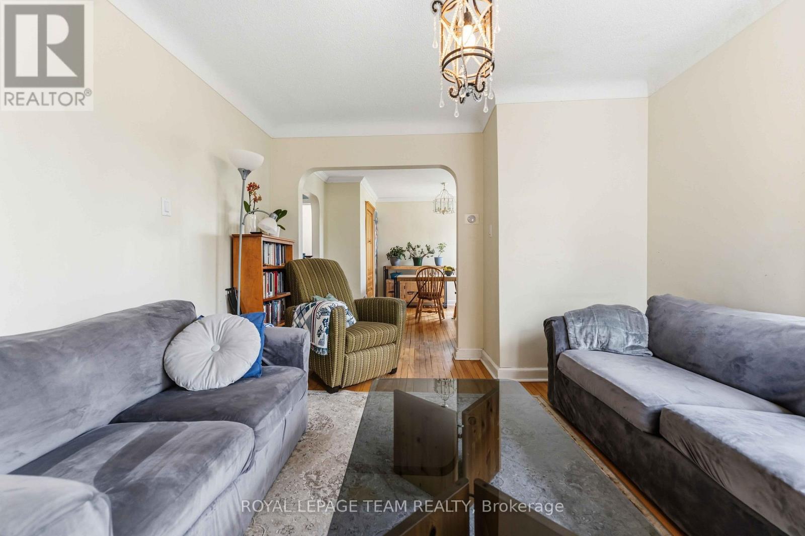 1272 Livingstone Avenue, Ottawa, ON - Indoor Photo Showing Living Room
