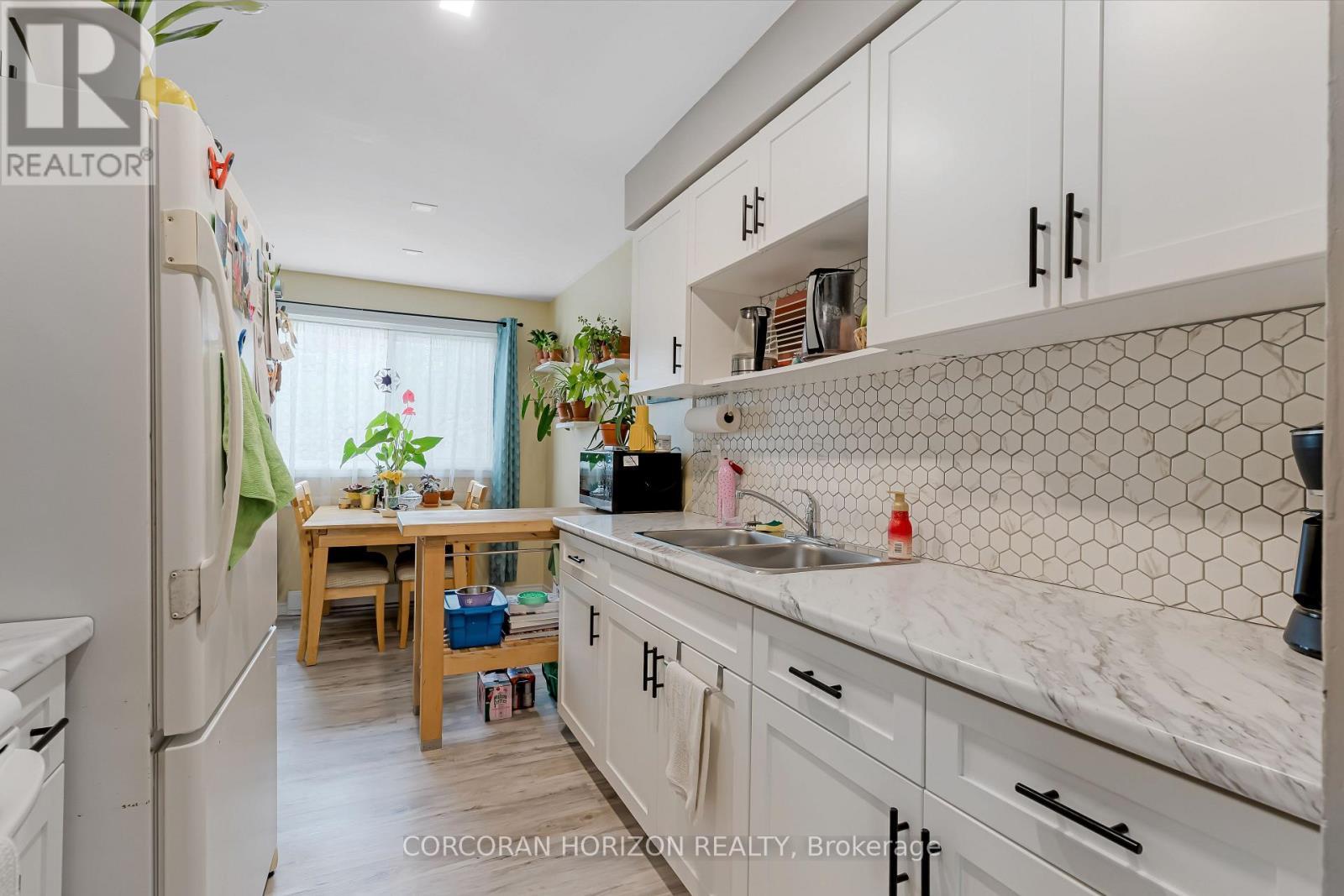 23 Glen Road, Cambridge, ON - Indoor Photo Showing Kitchen With Double Sink
