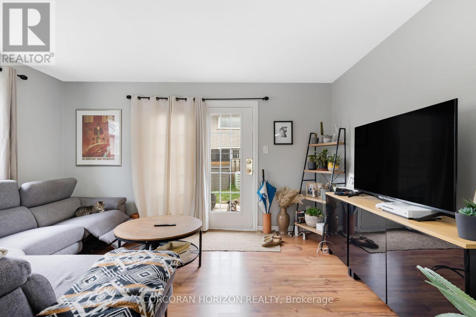 23 Glen Road, Cambridge, ON - Indoor Photo Showing Living Room
