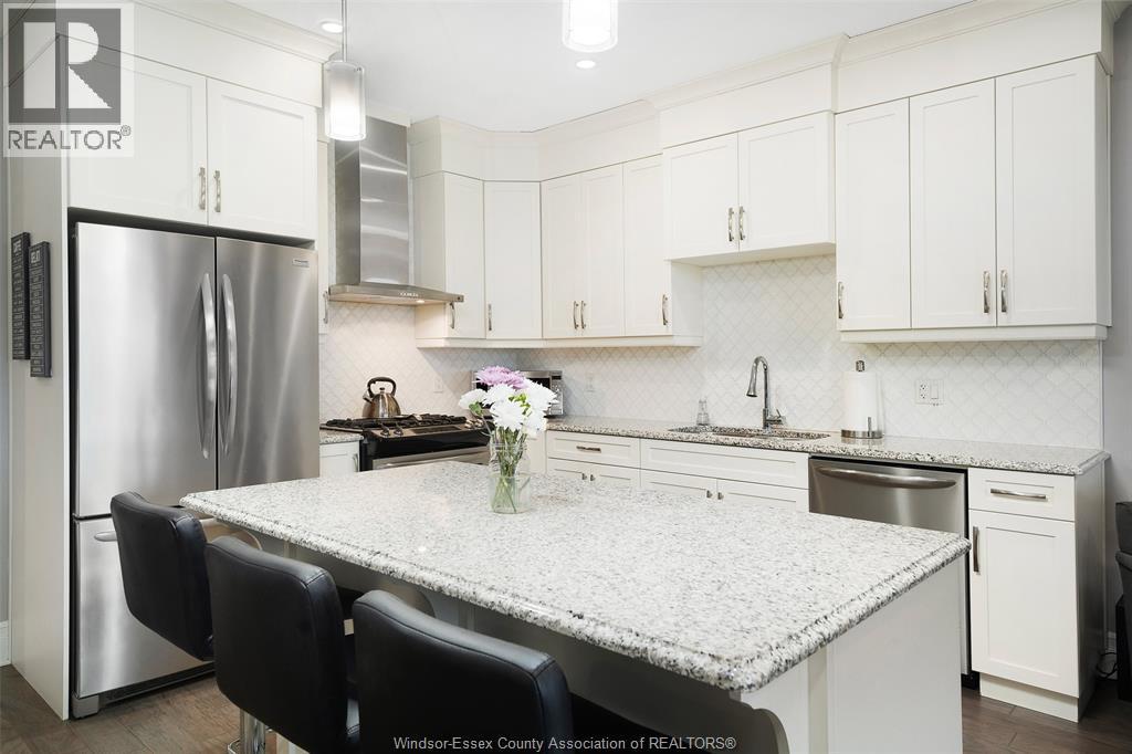 1808 Cypress, Windsor, ON - Indoor Photo Showing Kitchen With Upgraded Kitchen