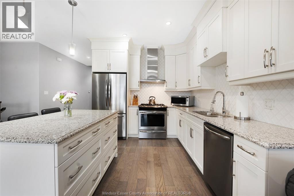 1808 Cypress, Windsor, ON - Indoor Photo Showing Kitchen With Upgraded Kitchen
