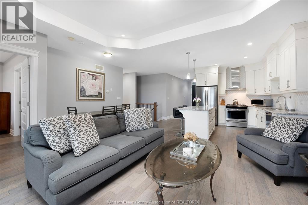 1808 Cypress, Windsor, ON - Indoor Photo Showing Living Room