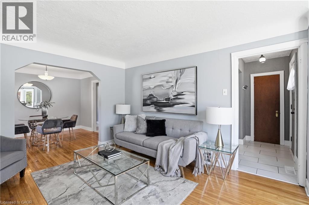 115 Empress Avenue, Hamilton, ON - Indoor Photo Showing Living Room