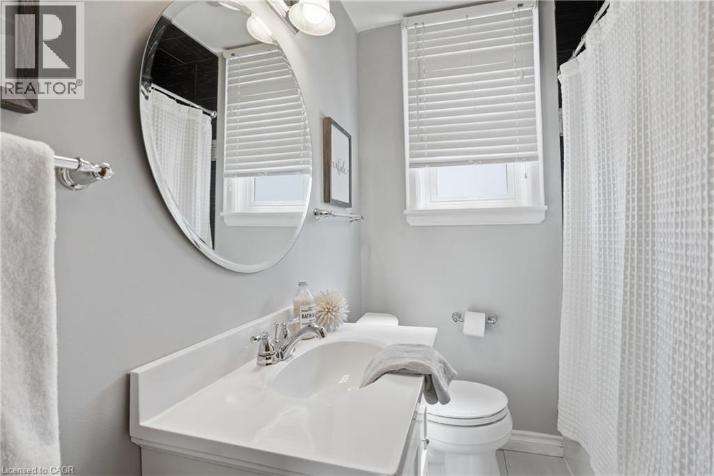 115 Empress Avenue, Hamilton, ON - Indoor Photo Showing Bathroom