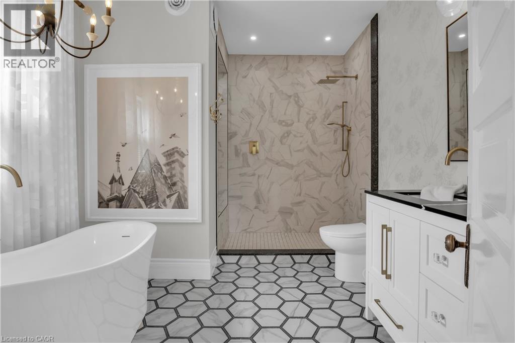 18 Brant Road N, Cambridge, ON - Indoor Photo Showing Bathroom
