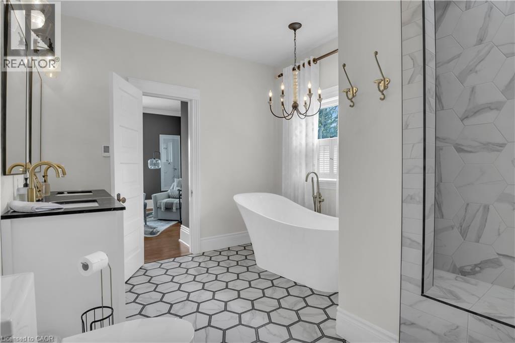 18 Brant Road N, Cambridge, ON - Indoor Photo Showing Bathroom