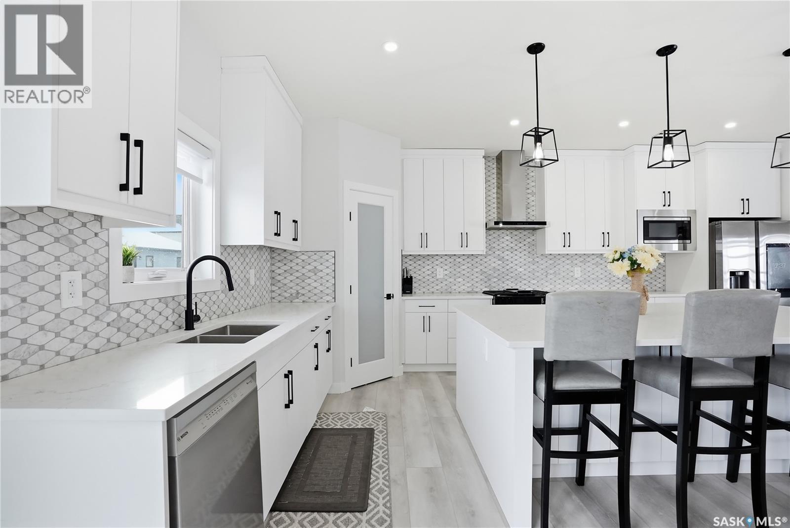 271 Dziadyk Manor, Saskatoon, SK - Indoor Photo Showing Kitchen With Double Sink With Upgraded Kitchen
