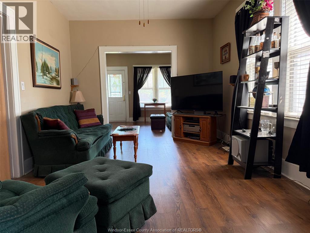 773 Glengarry Avenue, Windsor, ON - Indoor Photo Showing Living Room