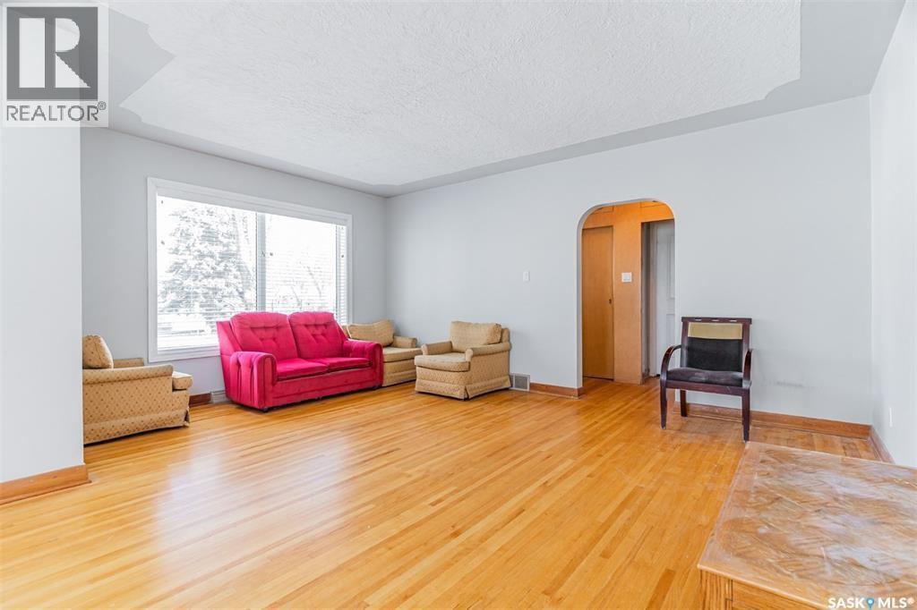 1402 14Th Street E, Saskatoon, SK - Indoor Photo Showing Living Room
