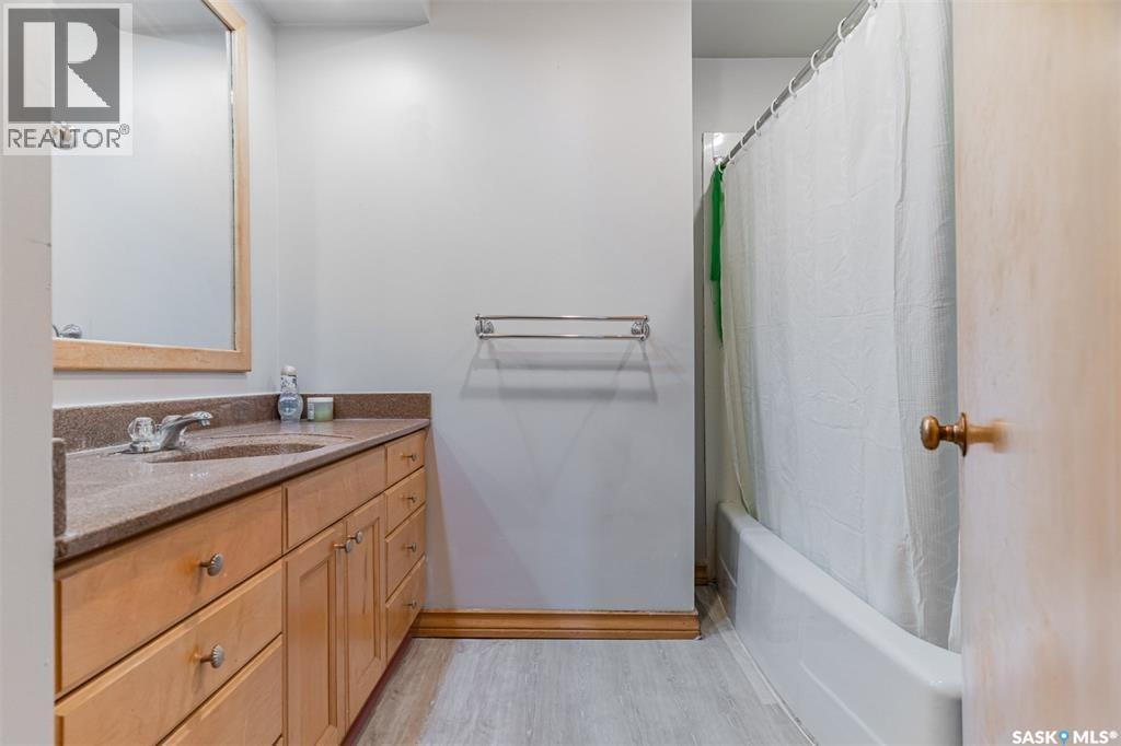 1402 14Th Street E, Saskatoon, SK - Indoor Photo Showing Bathroom